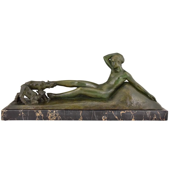 Georges Gori - Skulptur, Art Deco Naakt met geitjes L. 80 cm H. - 33.5 cm - Bronze, Marmor - 1930