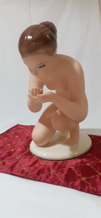  Favaro Cecchetto - 裸體女人的雕像彎腰喝 - 陶瓷