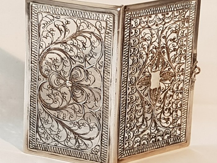 Antiek, 19e eeuws volledig zilveren Filigrain Balboekje. – .833 zilver – Europa – Tweede helft 19e eeuw