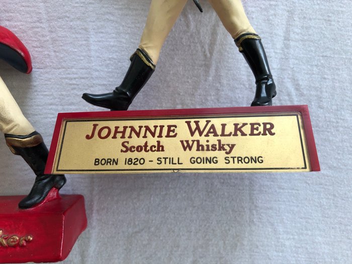 2 Johnnie Walker Scotch Whisky reclame beelden – figuren – displays (2) – Plastic en gips