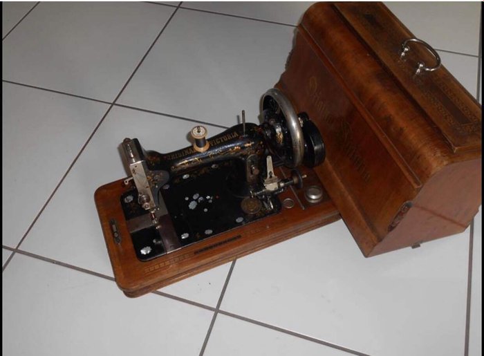 Mundlos - Original Victoria - Máquina de coser con cubierta de madera, ca.1900 - hierro y madera