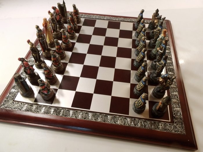Golden Future Studio - Chess game - Joc de șah - figurine de cavaler proiectate elaborat - piatră artificială - lemn