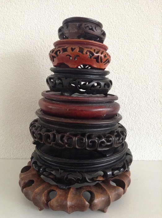 Lote de 7 posavasos de madera calados chinos para lámpara, florero, estatua (7) - Diferentes tipos de madera - China - Siglo 20