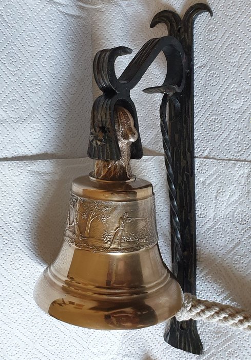 Campana vieja y pesada, campana de pared con soporte y motivos de caza - Latón y hierro forjado
