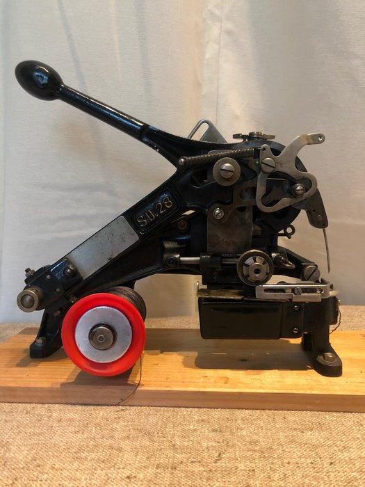 Junker & Ruh SD 28 – Een handnaaimachine voor de leder industrie, ca.1880 – IJzer (gegoten/gesmeed)