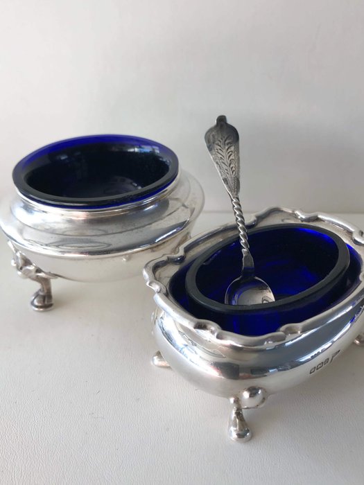 Zilveren antieke Engelse zoutbakjes blauw glas (2) – Zilver – Engeland – Eind 19e eeuw