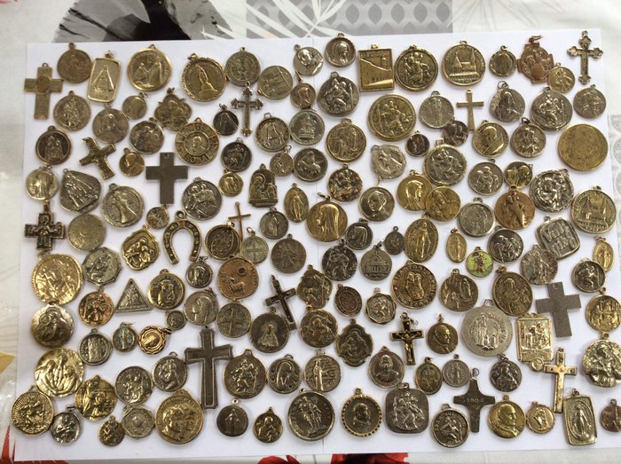 Lote de colgantes y medallas religiosas antiguas (150) - varias aleaciones