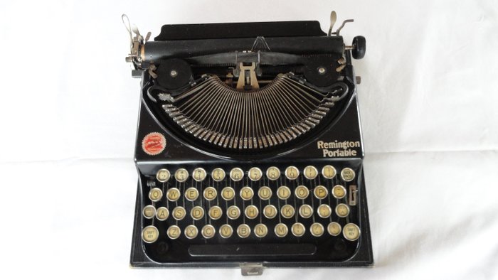 Remington Portable - máquina de escrever, década de 1920 - Aço, a cofragem de madeira é o estojo original.