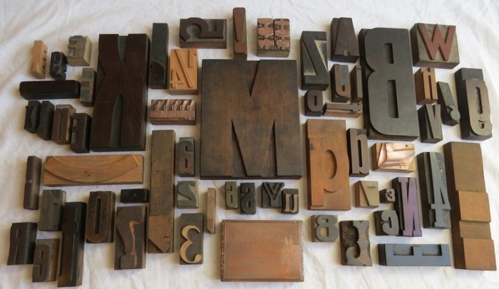 Set antieke peren houten (waaronder hele GROTE) stempel/druk letters, cijfers, leestekens en clichés – Perenhout