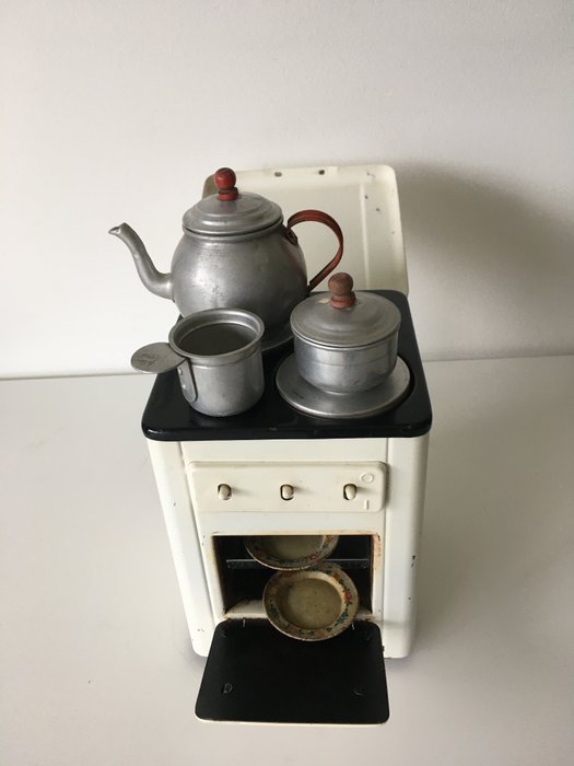 Miniatuur fornuis (naar Heiliger) 1960 – met potten en schalen (6) – Emaille