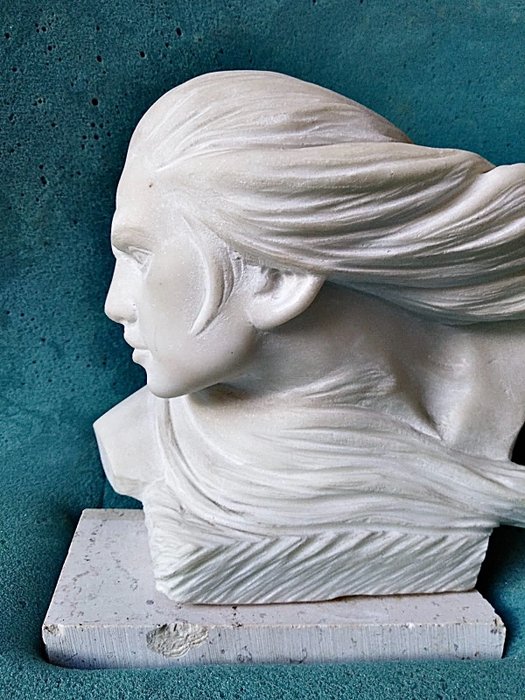 Sculpture, woman with hair in the wind (1) - Marble - Second half 20th century