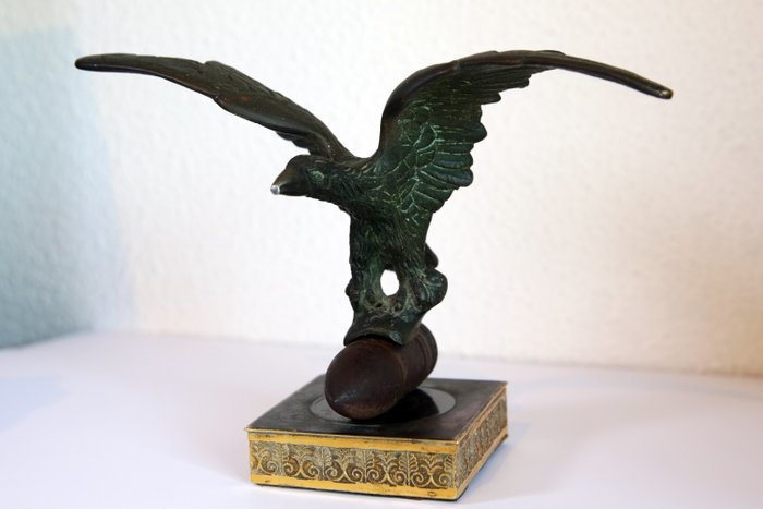 Figur, Ørn med bombe - Bronze, Jern (støbt/smeltet), Messing