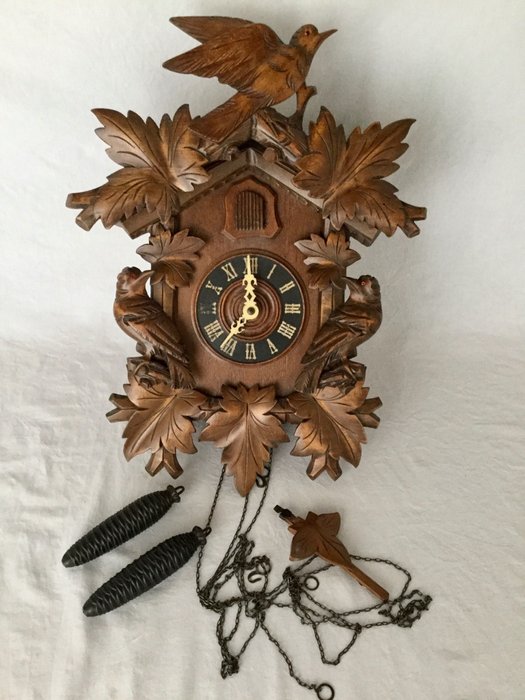 HUBERT HERR Triberg Germany - bellissimo orologio a cucù antico, riccamente decorato con uccelli e foglie - Condizioni di lavoro, vintage circa 1940-1950