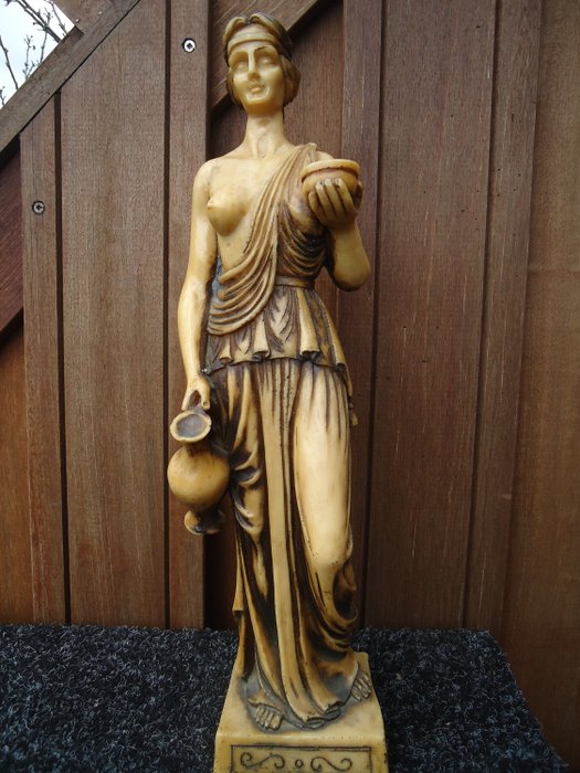 Kaunis tyylitelty ja yksityiskohtainen patsas kreikkalaisesta jumalatar Hebestä - ivorine