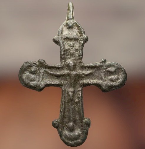 Frühes Mittelalter Bronze Kreuz mit einem Bild der Kreuzigung Jesu Christi und Büste mit einem Bild des Heiligen in jedem Winkel