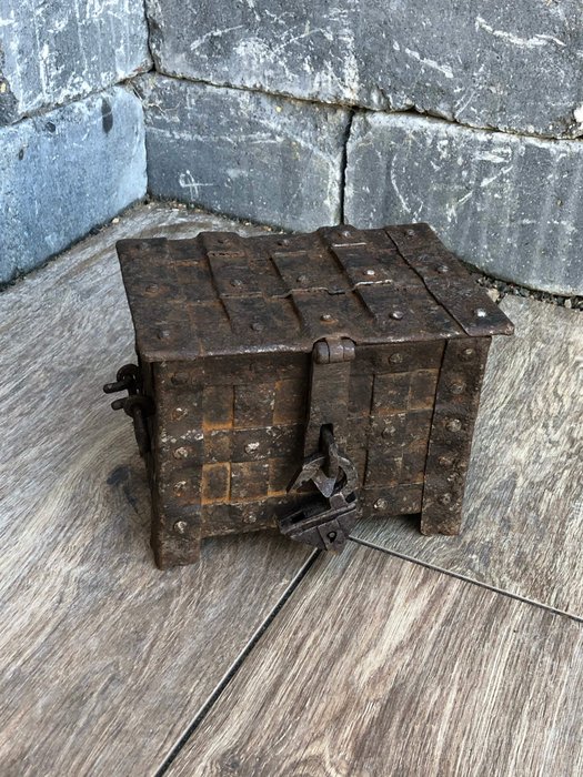 哥特式鐵盒17世紀的箱子 (1) - 哥德式風格 - Iron (wrought) - 17世紀
