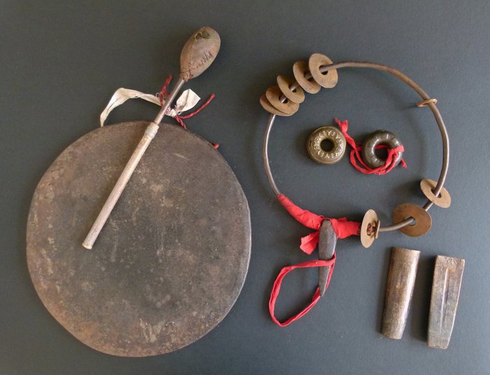 conjunto completo de xamã, Hmong, Laos - aço, cobre, madeira - xamanismo - Laos - Século XIX-XX