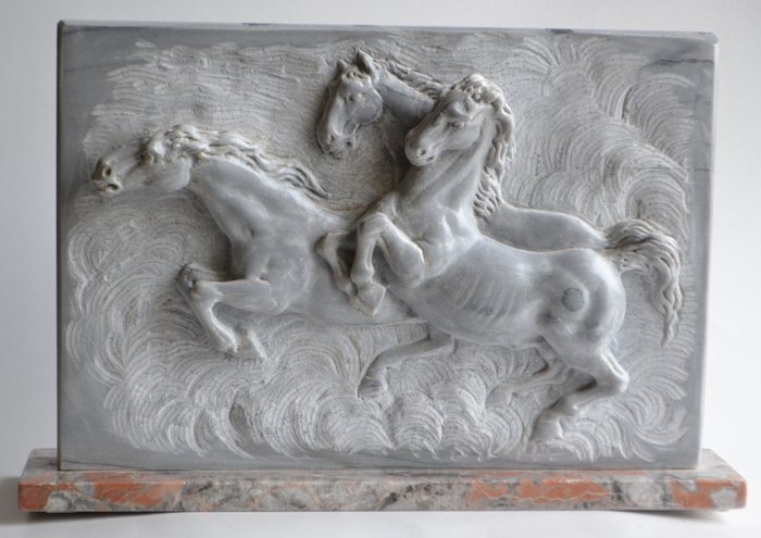 Skulptur, høj lettelse, der repræsenterer gruppe af løbende heste - Marmor - Anden halvdel af det 20. århundrede