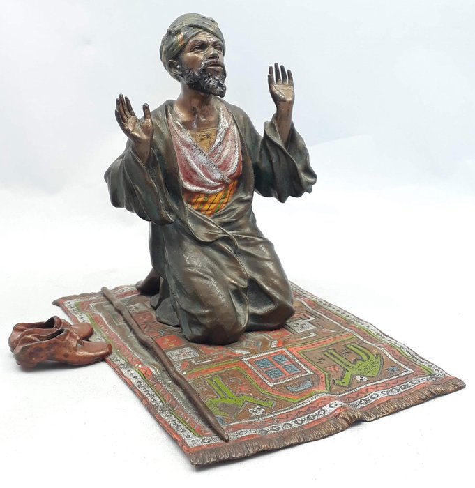 Franz Bergman (1861-1936) - Una scultura in bronzo di Vienna dipinta a freddo di un uomo arabo in preghiera - Inizio XX secolo