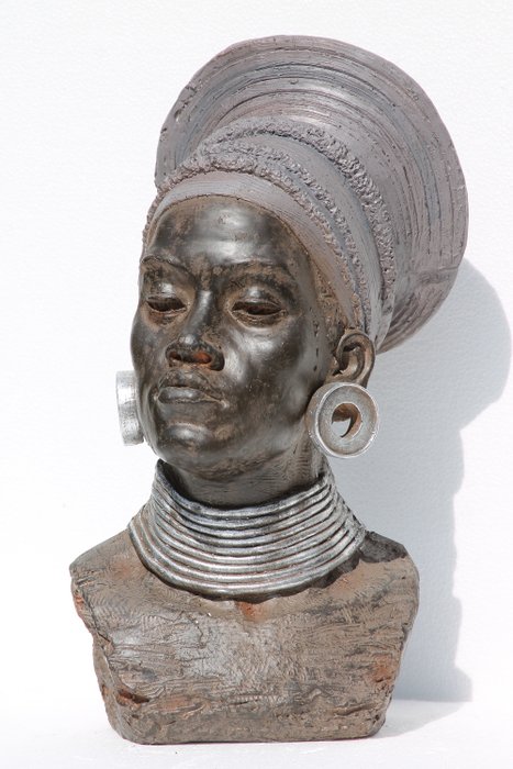 large robust statue of a negroid lady with longneck rings - - Catawiki