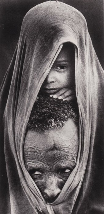 Carol Guzy (1956–) - Ethiopian father and son - Catawiki