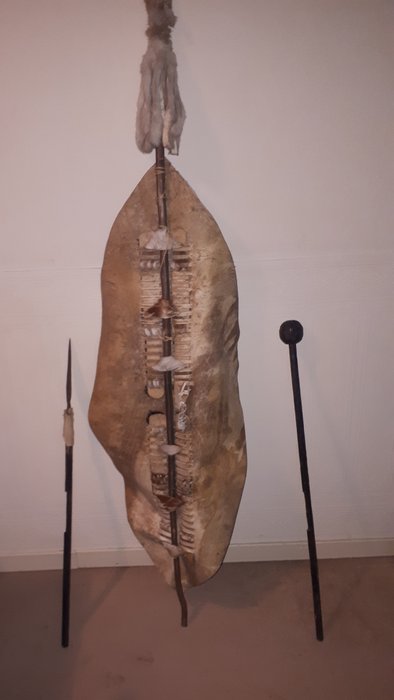 Original Zulu skjold med spyd (Assegai) flagermus (Knob-Kerrie) fra 1942 - Bronze, Kuduhud / træpels af ørkenrev - Sydafrika 
