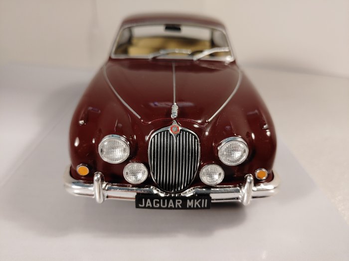 JAGUAR MARK II 1960 1/24 New & Box Diecast model Car auto vintage 