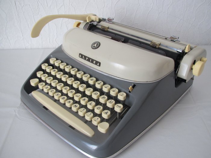 Alpina - Uma máquina de escrever vintage da década de 1960, com um estojo