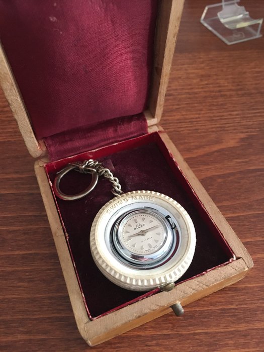 avaimenperä kello auton renkaassa - Tyre Watch, Swiss made - Buler - 1950-1960