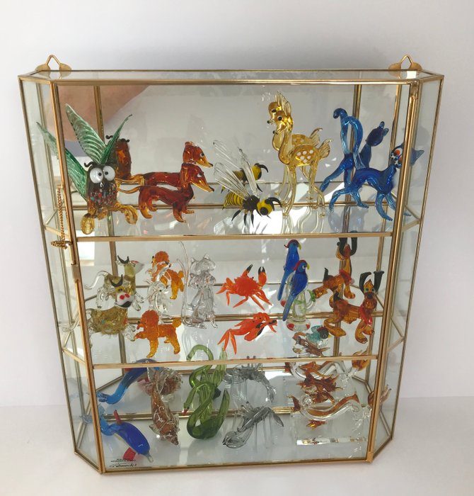 Vitrine en verre dans un cadre doré, avec collection d'animaux en verre (19) - verre, laiton plaqué or 24 carats