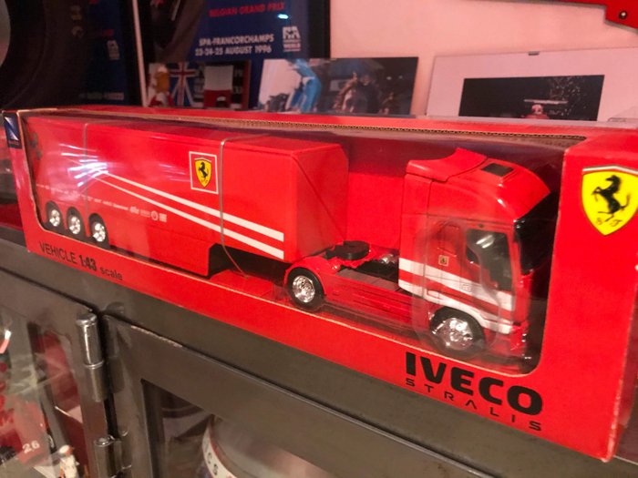 Hot Wheels - 1:43 - Camion Ferrari Iveco  - novo na caixa original