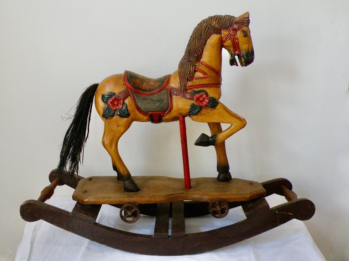 Cavalo de balanço antigo bonito - Madeira, ferro forjado