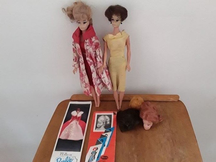 Mattel - 2 Barbies - British crown colony of Hong Kong - 娃娃 + harmonica boekje s mode  - 1960-1969
