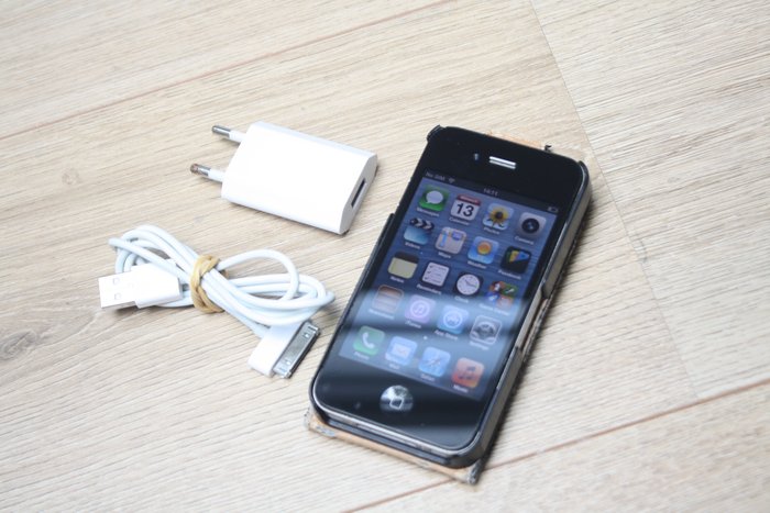 Apple iPhone 4 (8GB) - model A1332 - Med originalladdare, - Catawiki