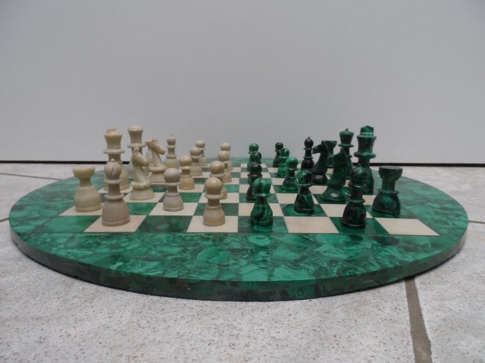 Wunderschönes sehr großes einzigartiges Schachspiel aus Malachit und weißer Jade mit Schachfiguren aus Malachit und (1) - Malachit / Weiße Jade