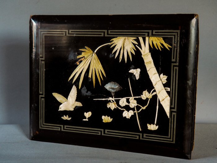 Album photo avec bande en laque et dos en cuir avec décor superposé - bois, cuir, os, nacre - Japon - vers 1900