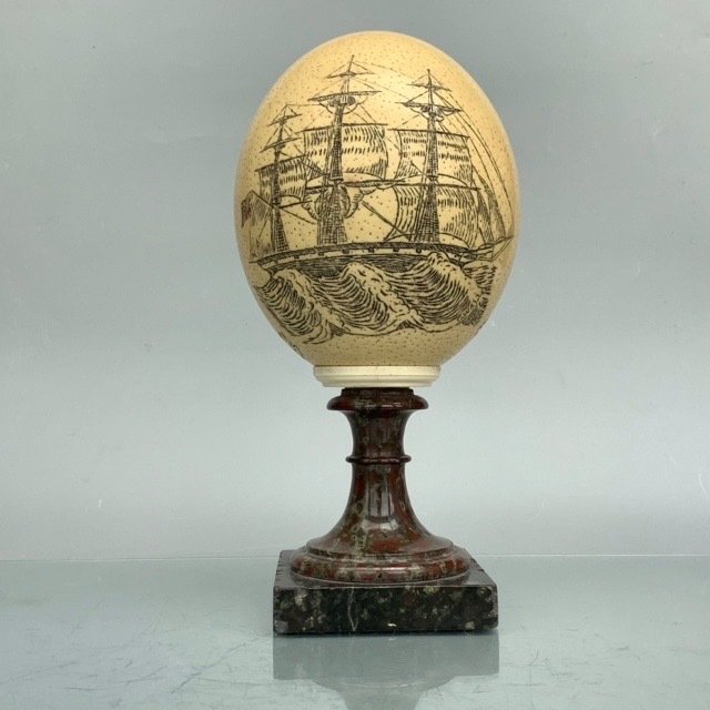 Antik Scrimshaw strucc tojás nagy hajóval márvány állványon - Strucc tojás márvány és csont - 19. század második fele
