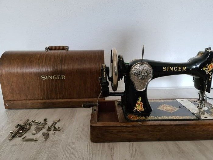 Singer 128K - 縫紉機和木箱，1928年 - 鑄鐵和木材