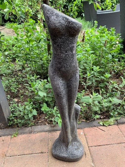 estátua de jardim em granito, mulher elegante tronco - Granito - Último quarto do século XX