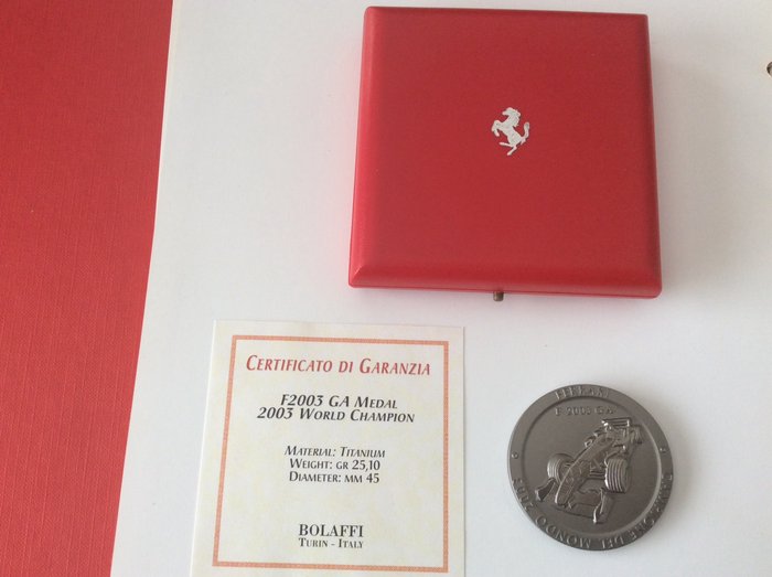 Medalha de titânio Ferrari e coleção filatélica rara - Ferrari
