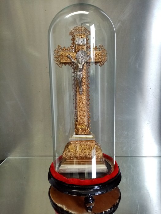 Autocolante de vidro antigo autêntico no suporte de madeira com crucifixo de madeira banhado a ouro e - Vidro