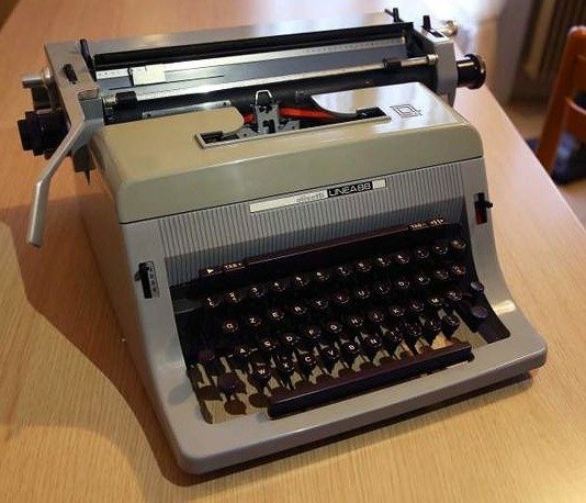 Ettore Sottsass - Olivetti, Linea 88 - Typewriter, 1960s - Plastic, Staal