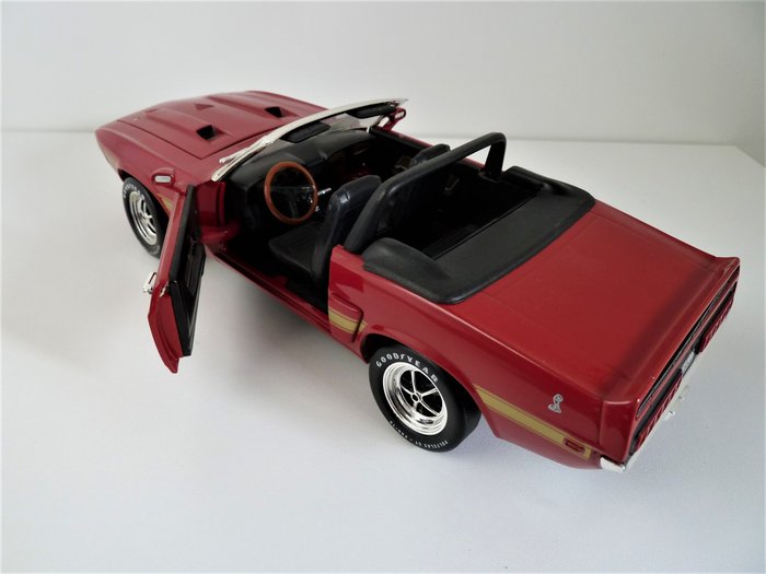 Image 2 of ERTL Premiere Edition - 1:18 - Ertl American Muscle - Schaal 1/18 - 1969 Shelby GT500 Cabrio - rood
