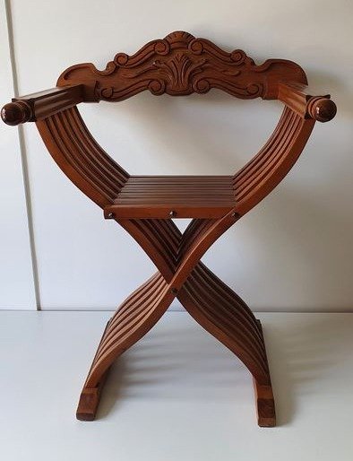 Una sedia curule - Sedia romana - intaglio del legno