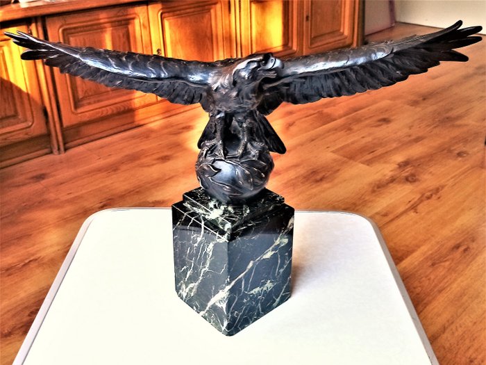 Anton Büschelberger (1869 - 1934) - Sculptură, Vulturul pe glob - Bronz (patinat) - Early 20th century