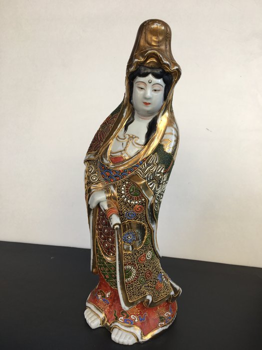 Figurine of Kannon - Satsuma - Porcelain - With mark 'Kinzan' 錦山 - Japan - Mid 20th century
