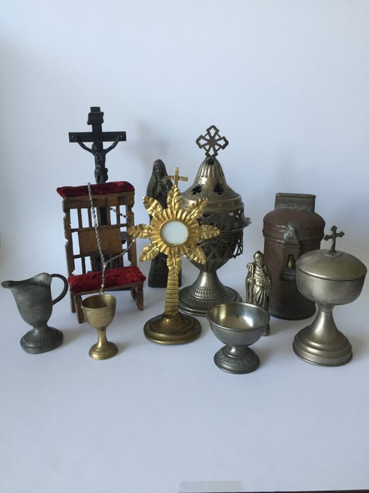 Volkskunst - bijna compleet - Mini Miniature church ecclesiastical objects - Monstrance Ciborie Incense Burner Chalice (11) - (11) - Brass - Tin - Metal - Wood