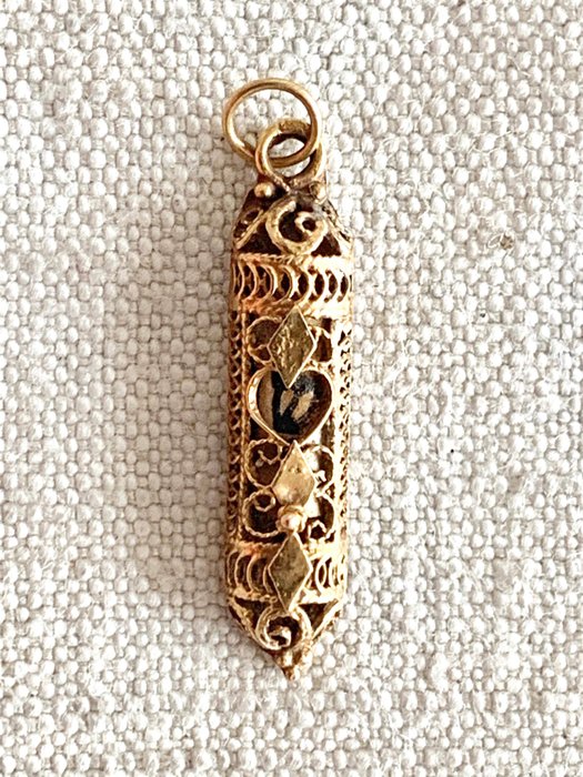 Judaica - um magnífico pingente de amuleto de mezuzá com o pergaminho original incrustado em filigrana de ouro - .585 (14 kt) ouro - Jewish Yemenite artist  - Israel - meados do século XX