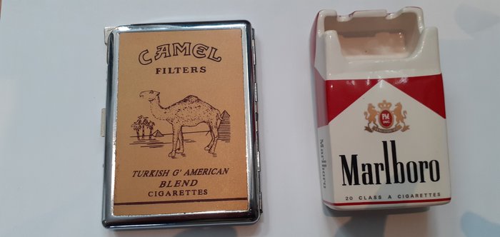 Marlboro & Camel - sigaretteske / lettere + askebeger (2) - porselen og metall