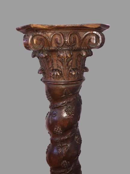 Grande coluna decorativa em madeira entalhada e torcida, capital coríntia com videiras - Madeira - século XIX